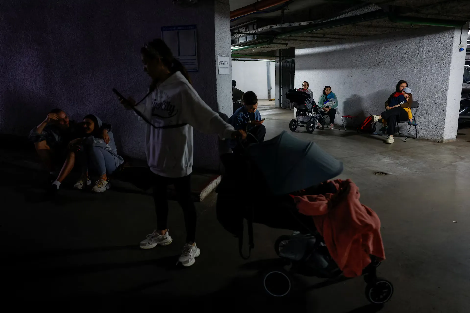 Мешканці ховаються в підземному паркінгу під час ударів російських безпілотників і ракет на тлі нападу Росії на Україну, Київ, Україна, 6 червня 2025 року.